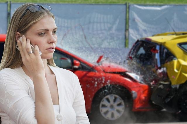 mujer llamando a un seguro por accidente
