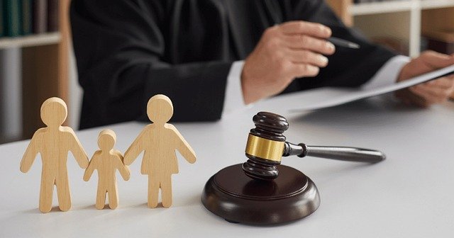 abogado en escritorio para dar asesoría jurídica familiar