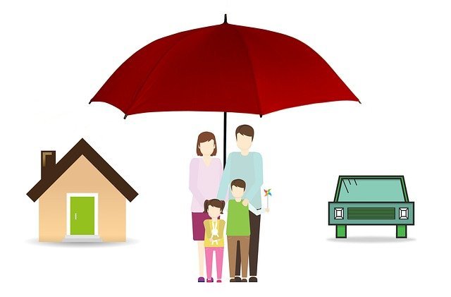 familia protegiendose con sombrilla y casa y auto seguros
