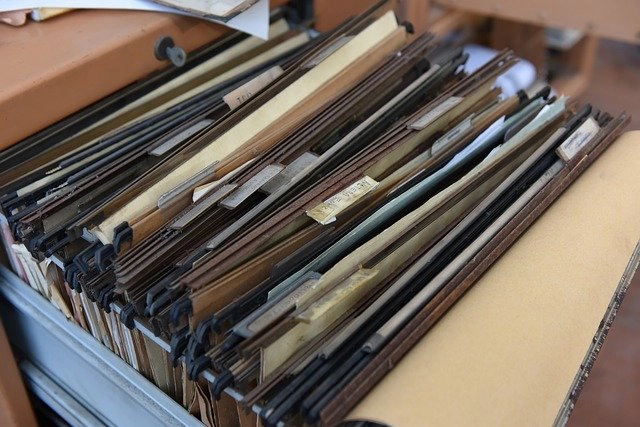 documentos en una caja archivados. Solicitar copias certificadas