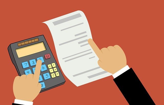 calculadora y lista de impuestos. Derecho y contabilidad